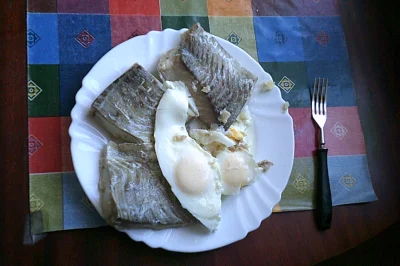 anonymous_derp - Dzisiejsze śniadanie: Duszone filety dorszowe, dwa jajka sadzone, só...