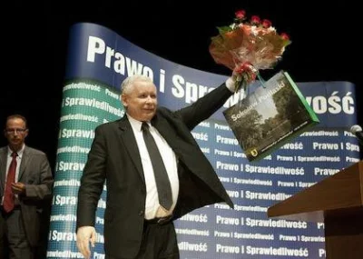 DonTadeo - @eldhash Trener Kaczyński odbiera trofeum za zdobycie tytułu "Trenera Roku...