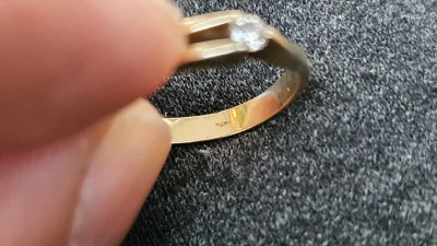 mrs_badger - Znalazłam pierścionek, wygląda na złoty, w środku ma taki znaczek. Jak m...