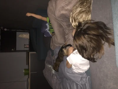 Tymalikk - Rodzinka śpi pierwszy raz na kanapie na parterze ponieważ pierwsze w remon...