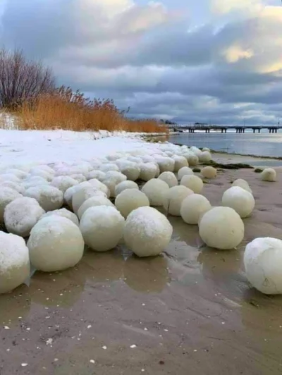 s.....o - Kule lodowe na plaży w Jastarni.
#polska #ciekawostki #zima #fotografia