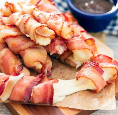 BarkaMleczna - Dziś na śniadanie bekonowe mozzarella sticks posypane ostrą papryką. M...