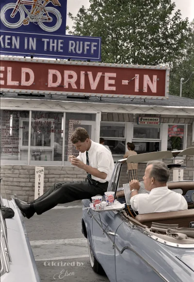 myrmekochoria - Bobby Kennedy podczas przerwy na lunch w Bluefield Drive-In, 1960. Fo...