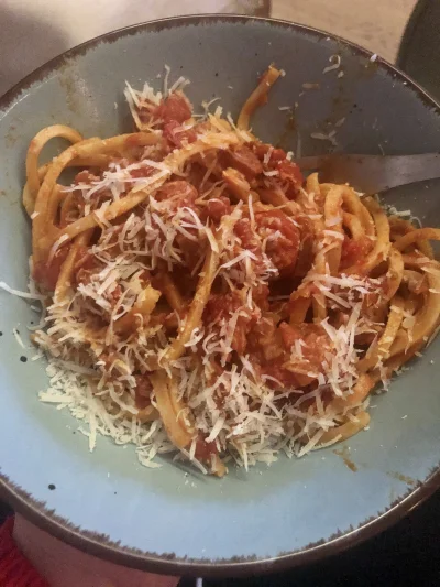 hellyea - Spaghetti z chorizo i pomidorami.

Panie sędzio, ja nie chciała! Samo się z...