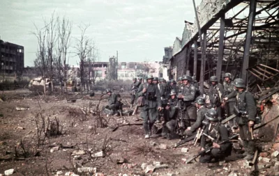 myrmekochoria - Niemieccy żołnierze w Stalingradzie, 1942. 

#starszezwoje - tag ze...