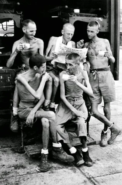 Polasz - Australijscy jeńcy wojenni przy filiżance kawy po uwolnieniu z japońskiej ni...