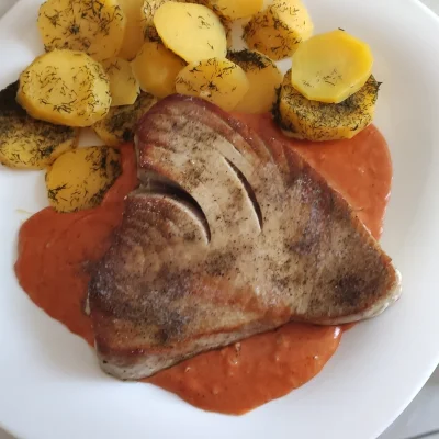 Mishy - Stek z tuńczyka z sosem paprykowym i ziemniakami na parze
#gotujzwykopem #got...