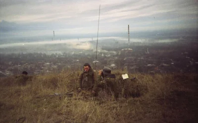 myrmekochoria - Rosyjscy żołnierze, jeden z nich chyba w stahlhelmie, obserwują Grozn...