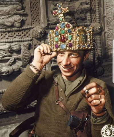 Sztuka_Wojenna - Żołnierz USA zakłada koronę Świętego Cesarstwa Rzymskiego dla zabawy...