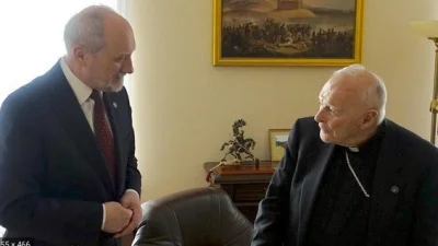 j.....k - @Logan00: Macierewicz to ma dopiero kontrowersyjnych znajomych...