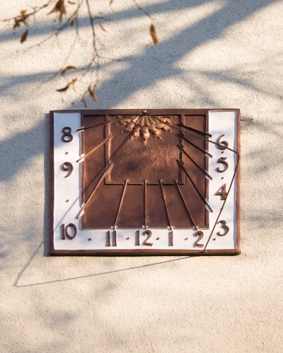 Sudet - Taki oto zegar słoneczny odmierza czas gościom hotelu Villa Art Novis przy ul...