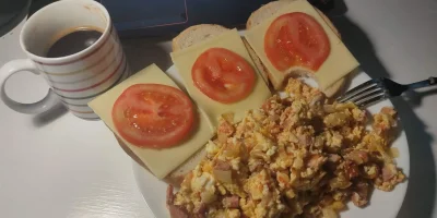 grzes1290 - Śniadanie do oceny: jajówa z kiełbą podwawelską, cebulą i pomidorem, kana...