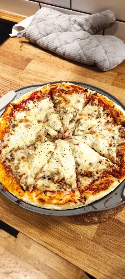 takitamowoc - Popełniłem Pizzunie (｡◕‿‿◕｡)
#gotujzwykopem #pizza