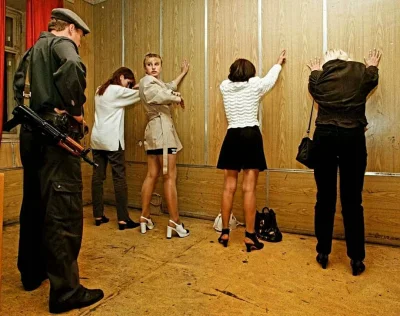 myrmekochoria - Rosyjski policjant podczas jakiejś operacji przeciw prostytucji w opa...