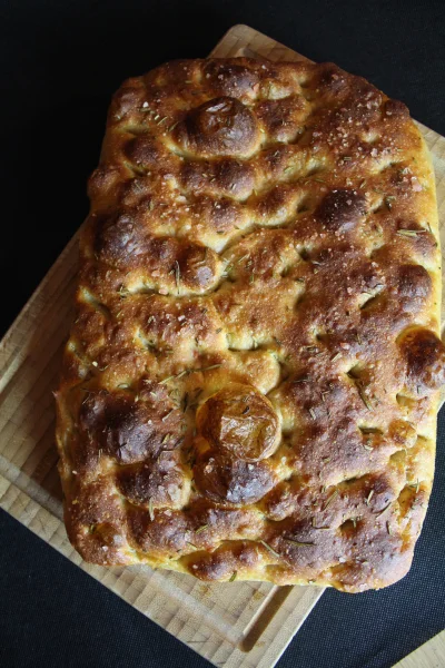 Flamus - Focaccia na zakwasie z rozmarynem i solą

#focaccia #zakwas #gotujzwykopem...