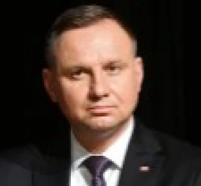 60scnds - Adrian próbujący zrobić poważną minę wygląda jak dresiarz-statysta na teled...