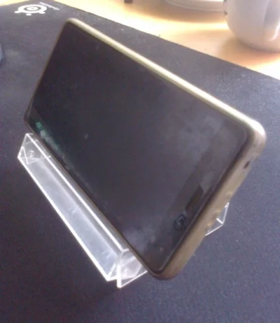Ghost2 - @plastic11: telefon sie trzyma z gumowym futerałem i bez
