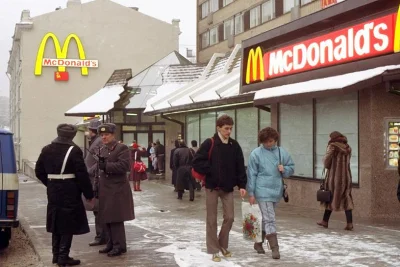 myrmekochoria - McDonald na placu Puszkina w Moskwie, otwarty 31 stycznia, 1990 roku....