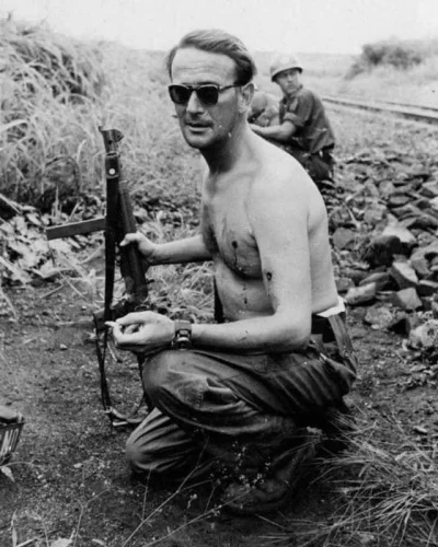 Oline - Erik Bonde, szwedzki major walczący w Kongo, pali po tym, jak został dwukrotn...