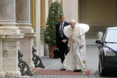 kyloe - Papież Franciszek udający się do siedziby portalu Albicla w celu wyjaśnienia ...