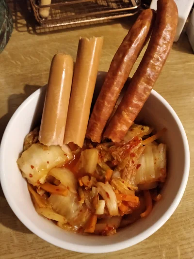mielonkazdzika - Kuchnia "fjuszyn" kimchi z parowka i kabanosem.


#foodporn #gotu...
