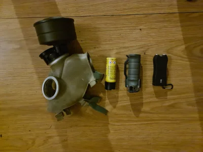 Nwojtek - @Triptiz maske przeciwgazową, gaz pieprzowy paralizator też mam, kamere ter...