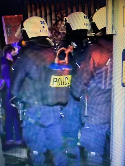 turbopisior - może mi ktoś powiedzieć co ten policjant ma na plecach? #protest #polic...