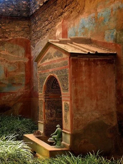 IMPERIUMROMANUM - Pięknie zdobiona fontanna w pompejańskim domu

Domek z małą fonta...