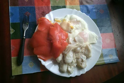 anonymous_derp - Dzisiejsze śniadanie: Duszone filety dorszowe, 3 jajka sadzone, wędz...