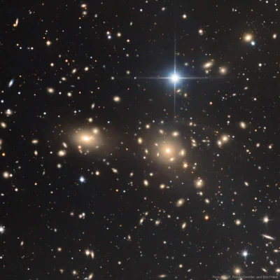 ntdc - Niemal każdy obiekt na tym zdjęciu to galaktyka. 
To jedna z największych i n...