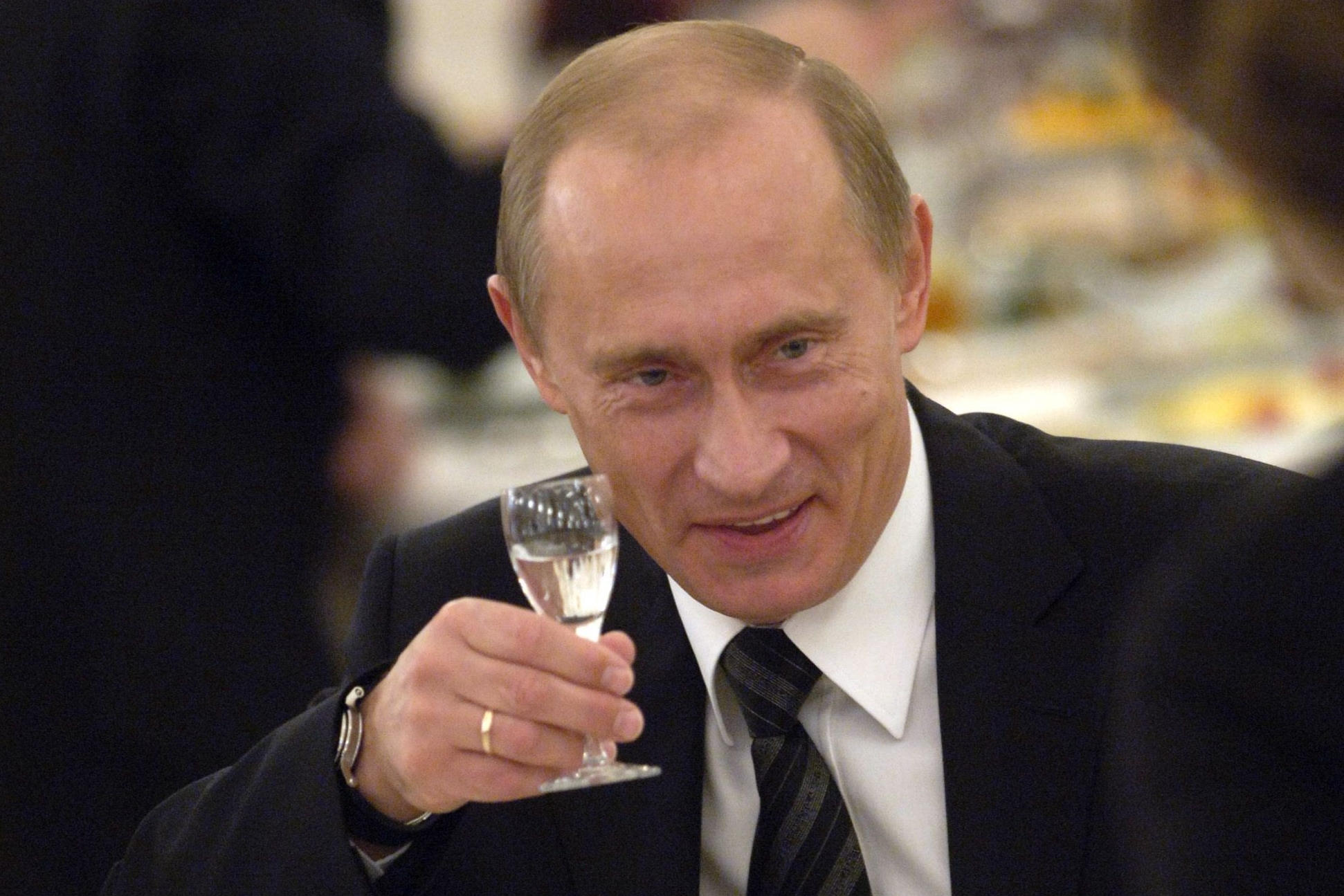 День рождение путиной. Путин пьет водку. Путин с рюмкой. Путин на бутылке. Путин пьет.