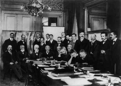 ntdc - @Trojden: 

Kongresy Solvaya, rok 1927, konferencje naukowe koncentrujące si...