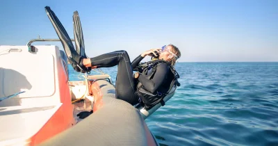 D.....e - Ciekawostka: Nurkowie skaczą z łodzi robiąc fikołek w tył, bo gdyby robili ...