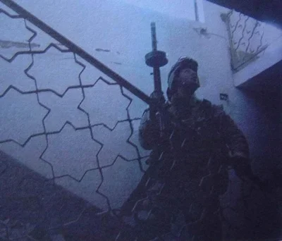 Sztuka_Wojenna - Amerykański żołnierz ze zdobyczną "pepeszą" podczas walk w Iraku.

...