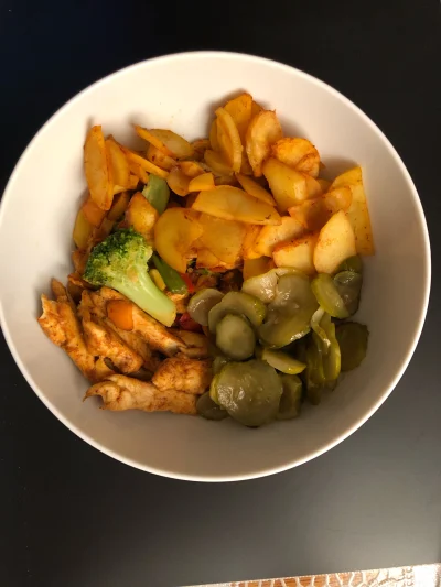 Luasek - Obiad time
Kurczak, warzywa mrożone, ziemniaki oraz ogórki.

520kcal | 48B |...