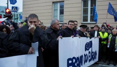 vx77 - Sędzia Kasty wysyła pozdrowienia podczas demonstracji politycznej.