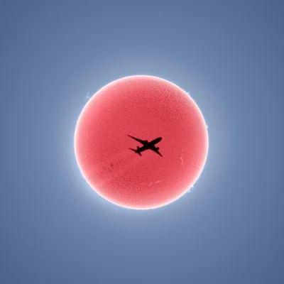 ntdc - Samolot uchwycony na tarczy słońca. 

aut. Andrew McCarthy/cosmic_background...