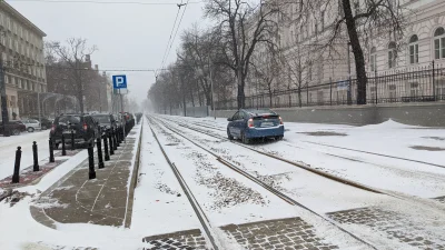 kszksz8 - Jakiś pan Uber źle zjechał z ronda przy #pw i zamiast na ulicę wjechał na t...