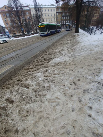 Hemul - #krakow ##!$%@? Serio nie mozna odśnieżyć chodników w centrum? 40 cm błota i ...