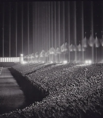 NowaStrategia - „Katedra światła” podczas zjazdu NSDAP w 1937 roku

#historia #foto...