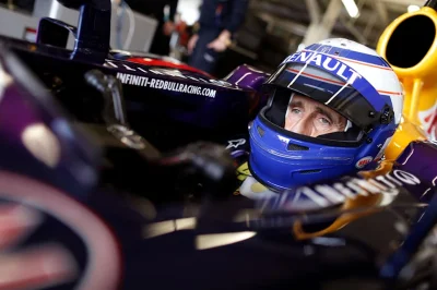 tumialemdaclogin - Alain Prost testuje Red Bulla RB8 na Silverstone w 2014 roku. 4 kr...