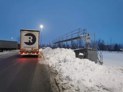 d.....B - Powodzenia w ściąganiu lodu i śniegu z dachu naczep skoro przy rampie jest ...