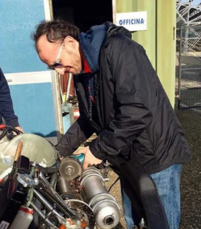 Ruzgjaasz - Robert Kubica piłujący ramę roweru Fernando Alonso, Szwajcaria 2021, kolo...