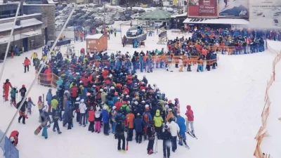 Milanello - Tłum ludzi w Szczyrku. Zdjęcie zrobione dzisiaj.
#koronawpolsce #koronawi...