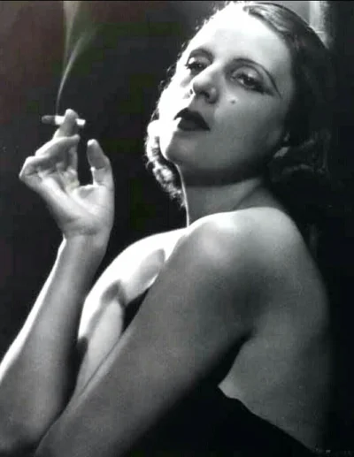 rezystancja - #fotografia #czarnobiale #portet
Tamara de Lempicka with a Cigarette, ...