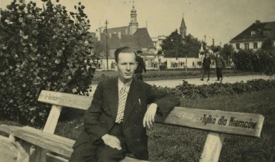 knuad - Polak siedzi na ławce "Tylko dla Niemców", Włocławek, 1940.

Oznaczenia "Nu...