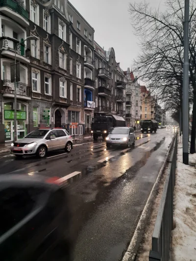 MadOMaMKruci - Cztery wojskowe ciężarówki jadą przez Kościuszki a tramwaje tajemniczo...