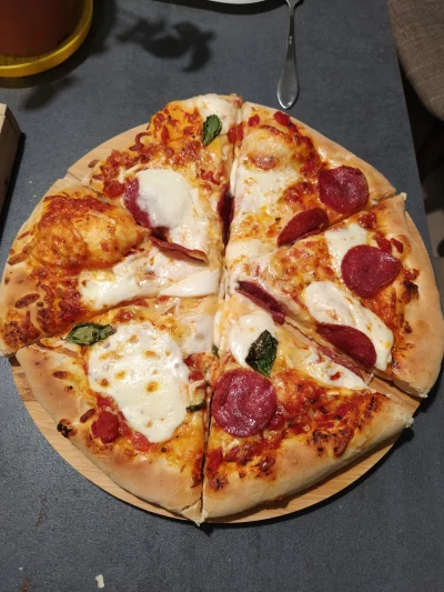 JednaZTychPrzekletychBestii - #gotujzwykopem #pizza #chwalesie

Zrobiliśmy z różową p...