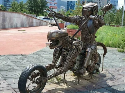 wujek_mikazjusz - Rzeźba Predatora znajdująca się w Mongolii
#ciekawostki #sztuka #r...