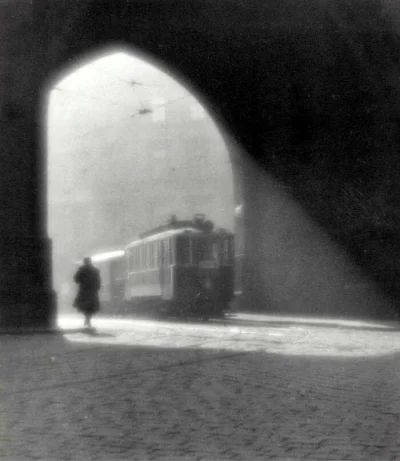 GARN - #sztuka #art #starezdjecia autor: Josef Sudek, Morning Tram, 1924